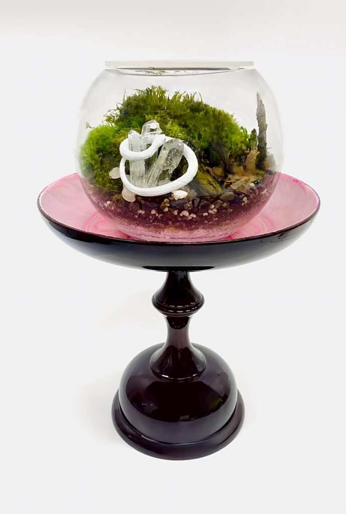 白蛇と水晶の苔テラリウム作品