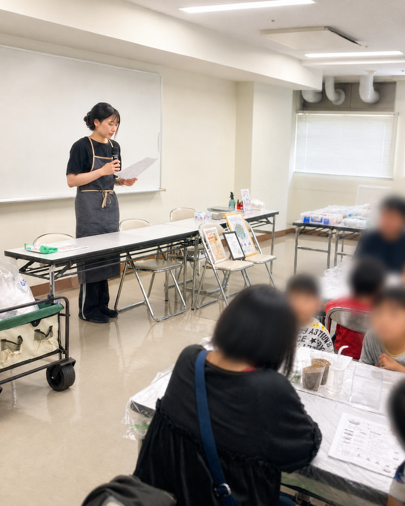 苔テラリウム出張ワークショップで作り方を説明する講師