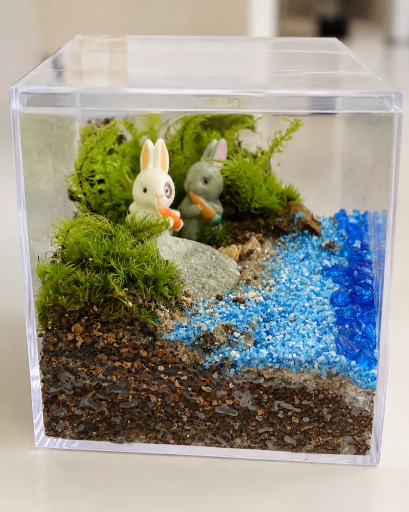 青い化粧砂で水辺を表現した苔テラリウム作品